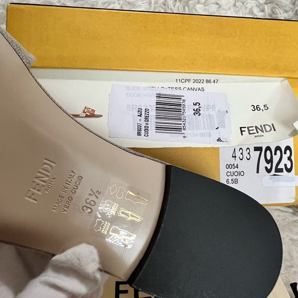 Fendi Logo Slides - Picture 6 of 7